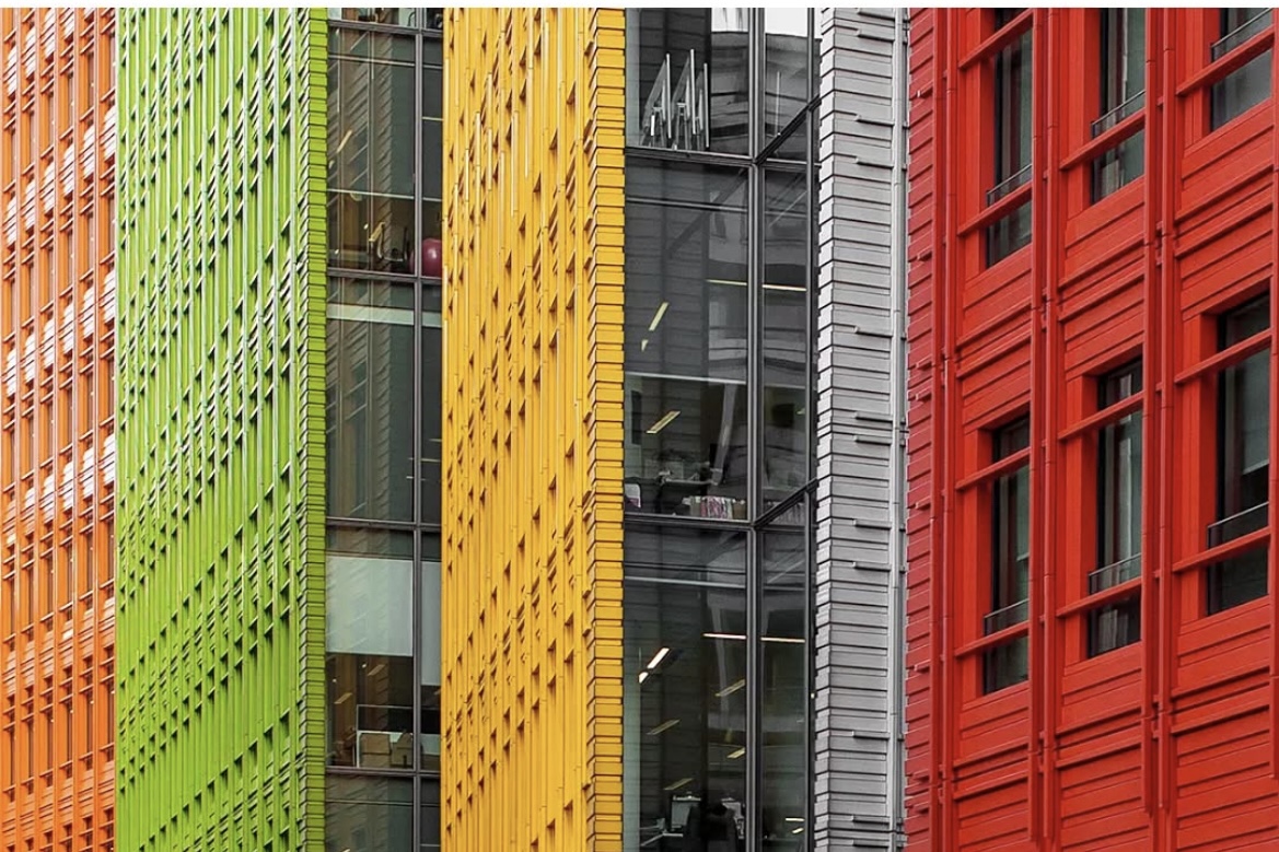 L’occhio grafico di Michela Ghio: architettura, colore e geometrie emozionali